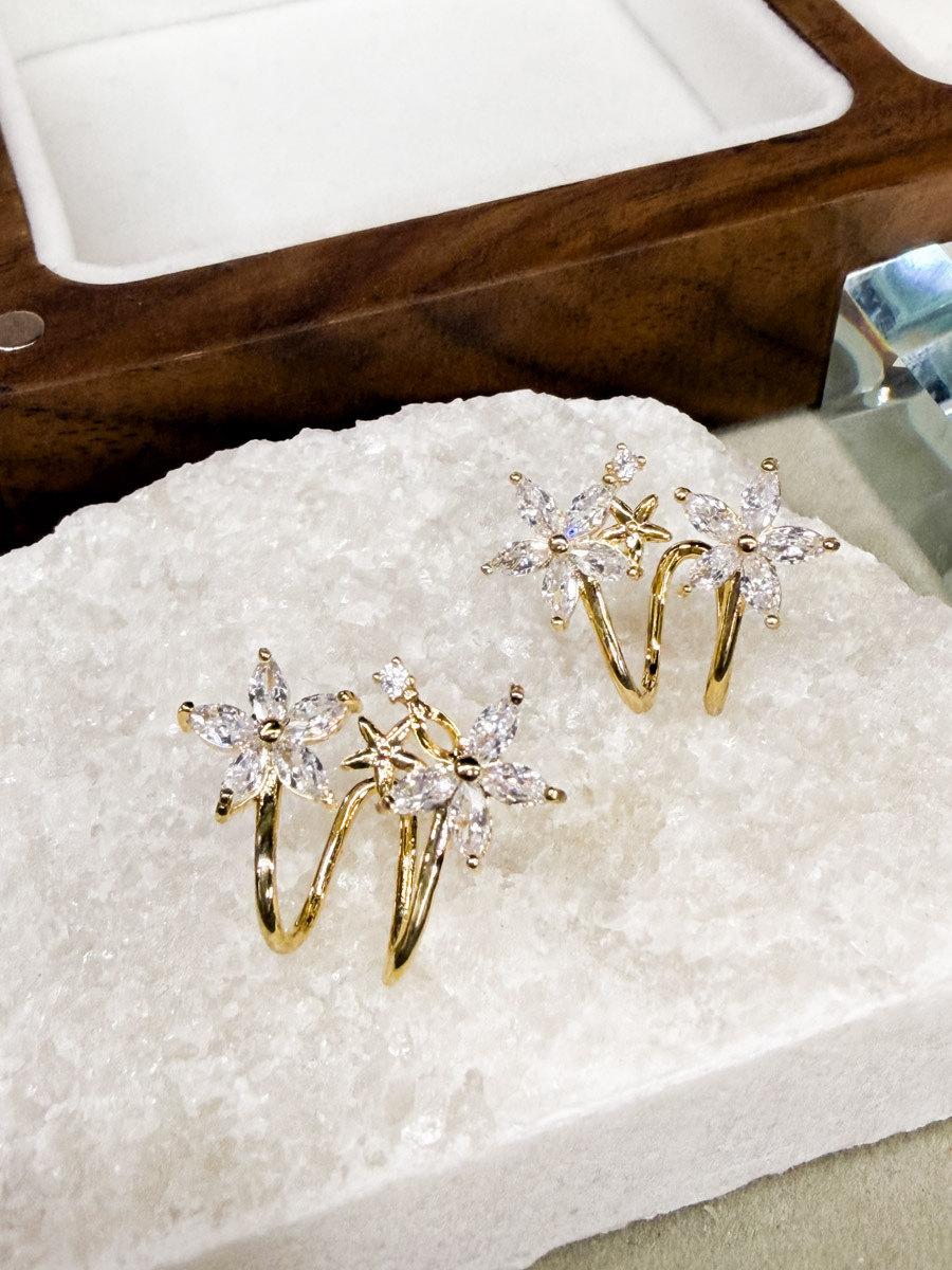 【SALE SALE SALE🔥】2朵花花鋯石 925純銀針 耳環【不設退換】（純針耳針比較軟，有可能會微曲）