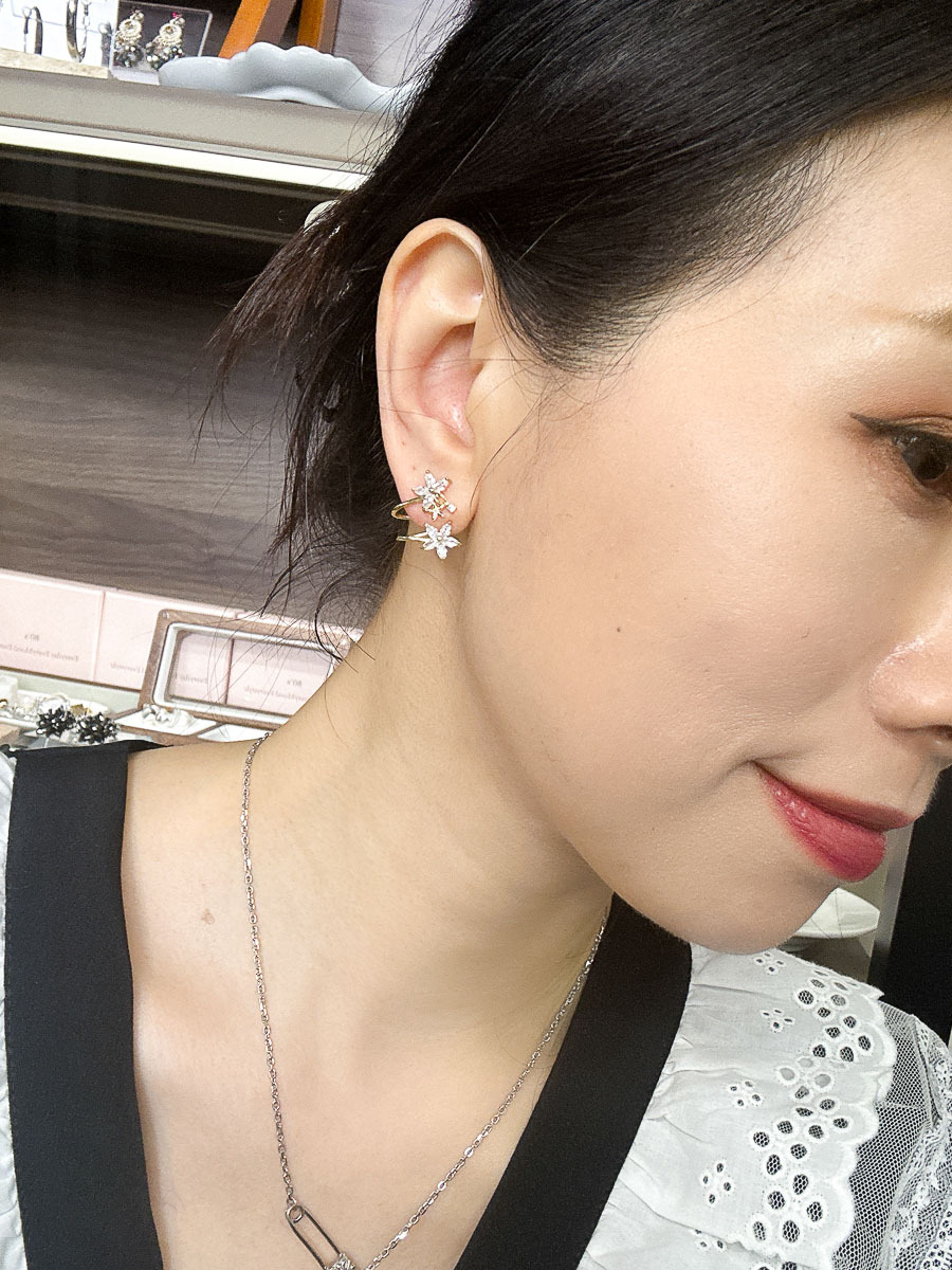 【SALE SALE SALE🔥】2朵花花鋯石 925純銀針 耳環【不設退換】（純針耳針比較軟，有可能會微曲）