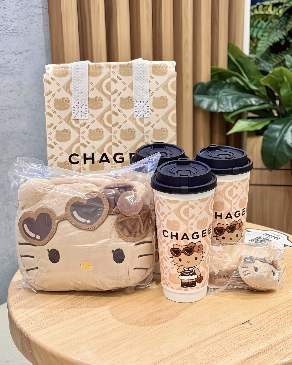 <泰國代購><正版授權>霸王茶姬 x HELLLO KITTY 聯名 大頭 斜背包 髮夾 毛絨吊飾 黑皮 凱蒂貓