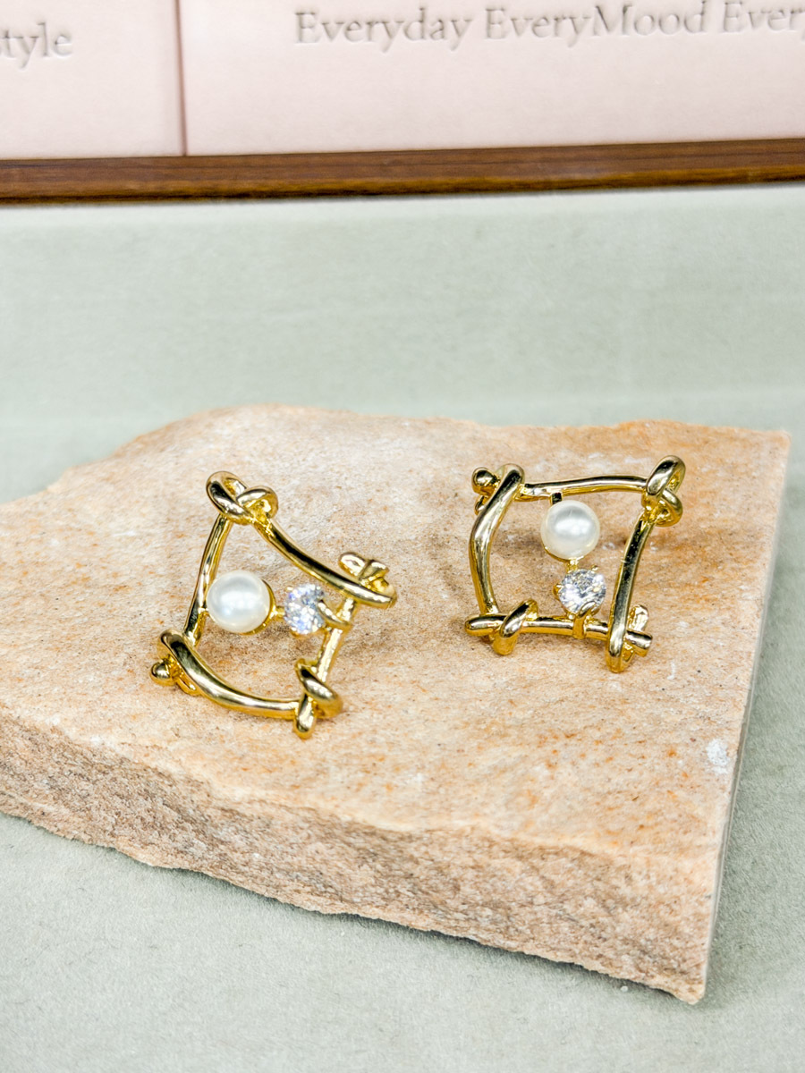 【SALE SALE SALE🔥】925純銀耳針 菱形珍珠 【不設退換】（純針耳針比較軟，有可能會微曲）