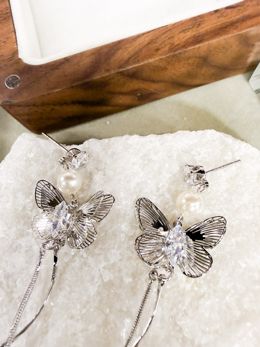 【SALE SALE SALE🔥】立體蝴蝶 珍珠925純銀耳針 【不設退換】（純針耳針比較軟，有可能會微曲）