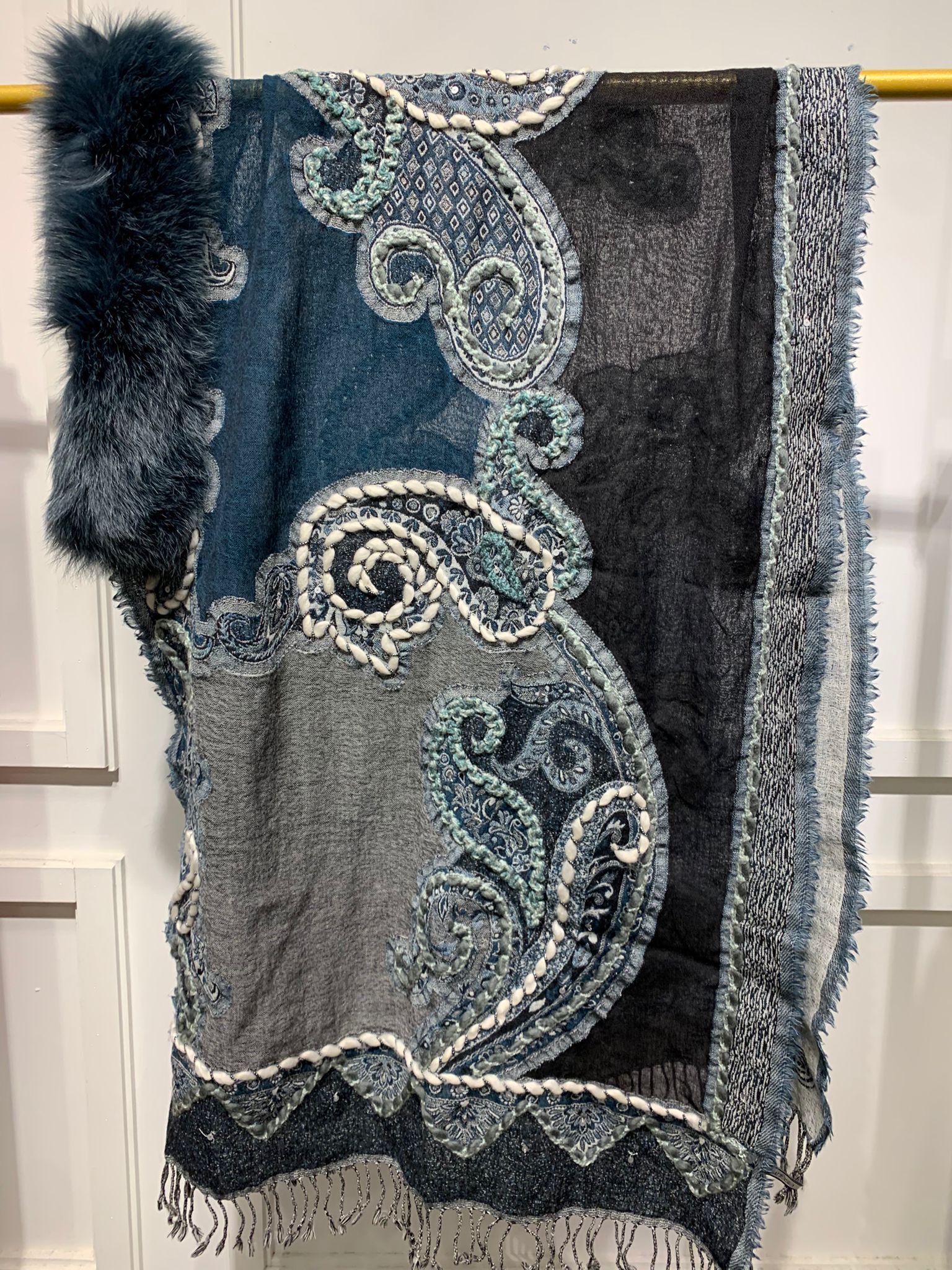 A56 100% Merino Wool + +Fur (北歐狐狸毛)-M