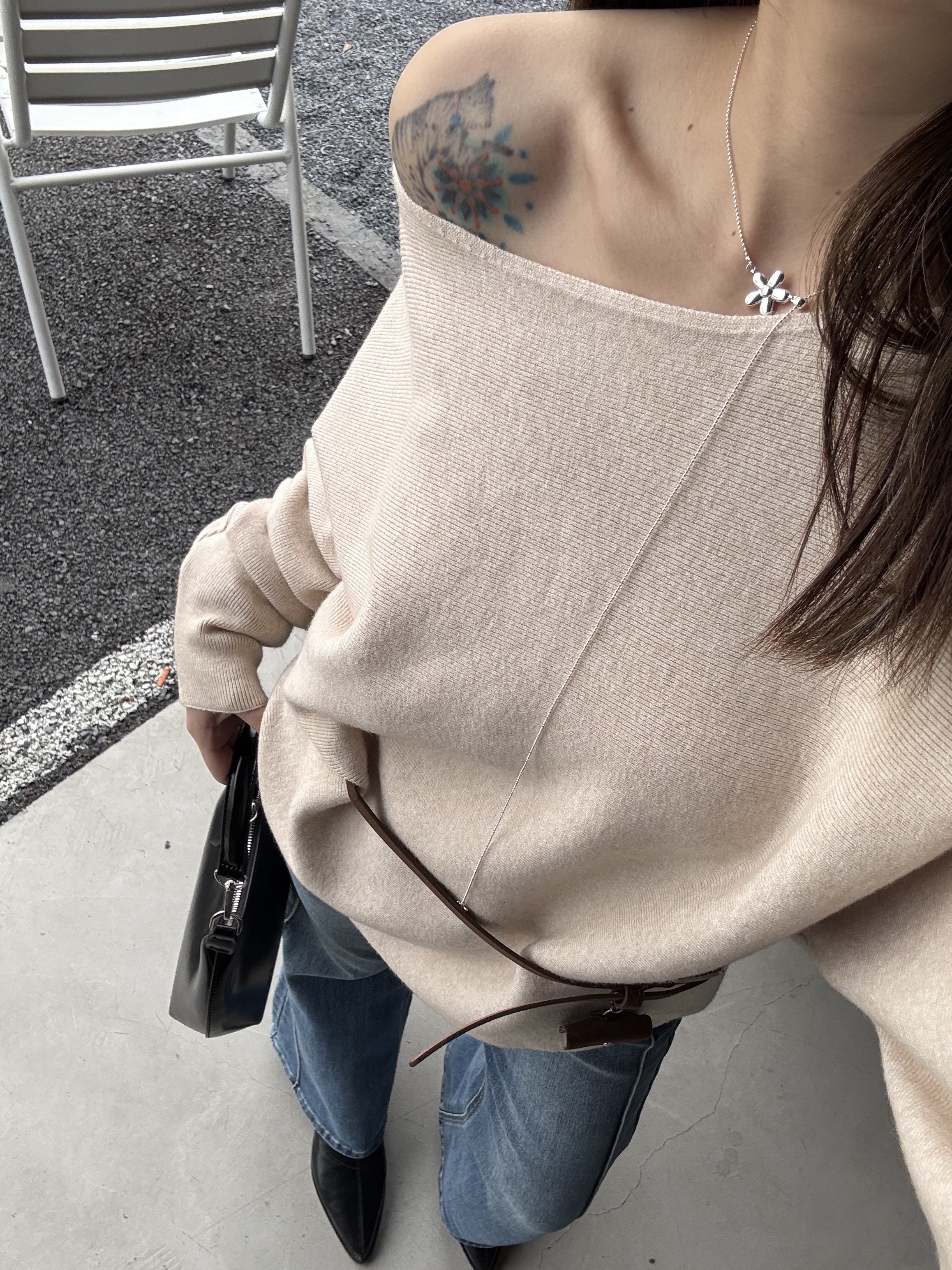 附腰帶斜領針織上衣