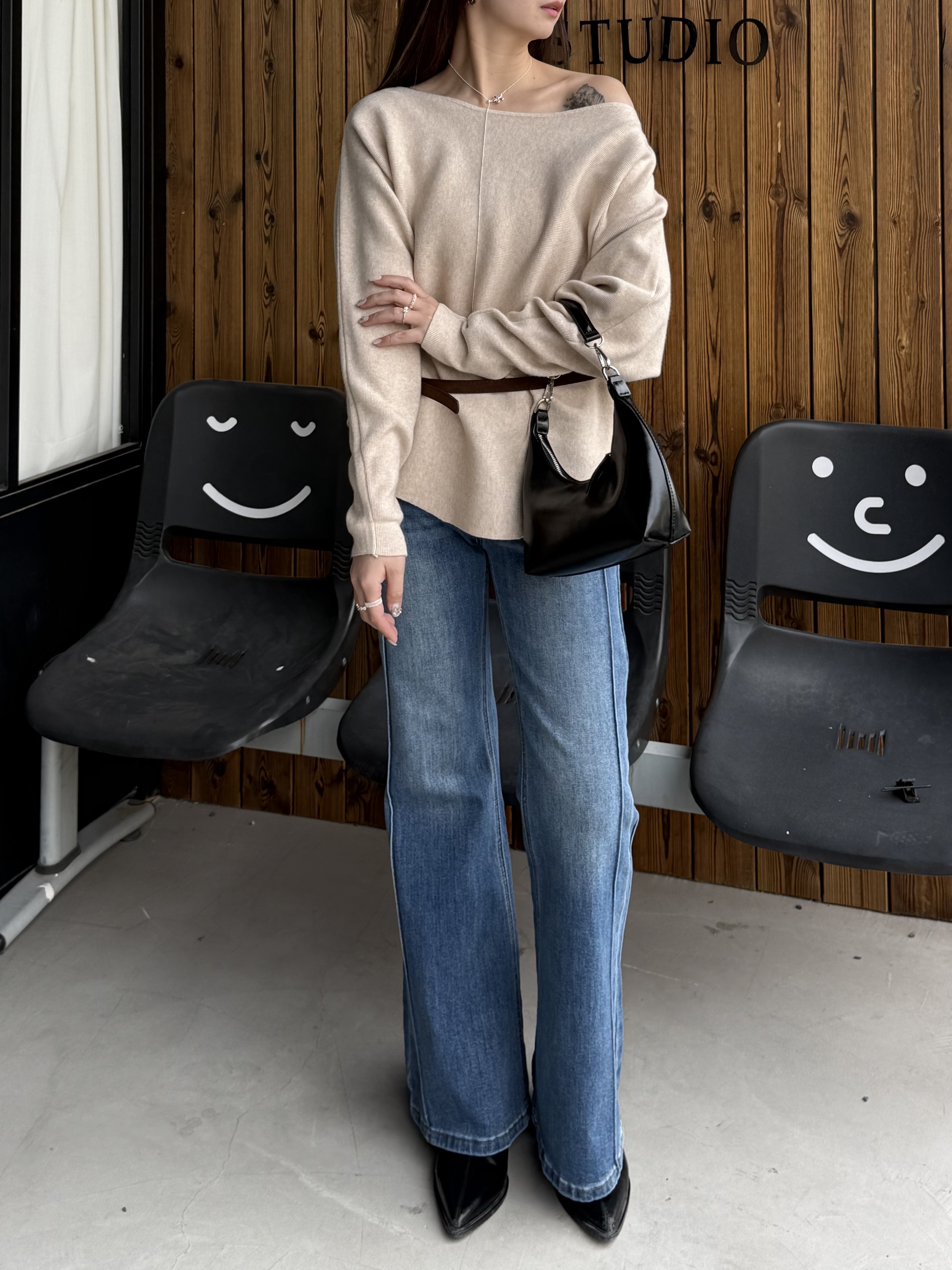 附腰帶斜領針織上衣