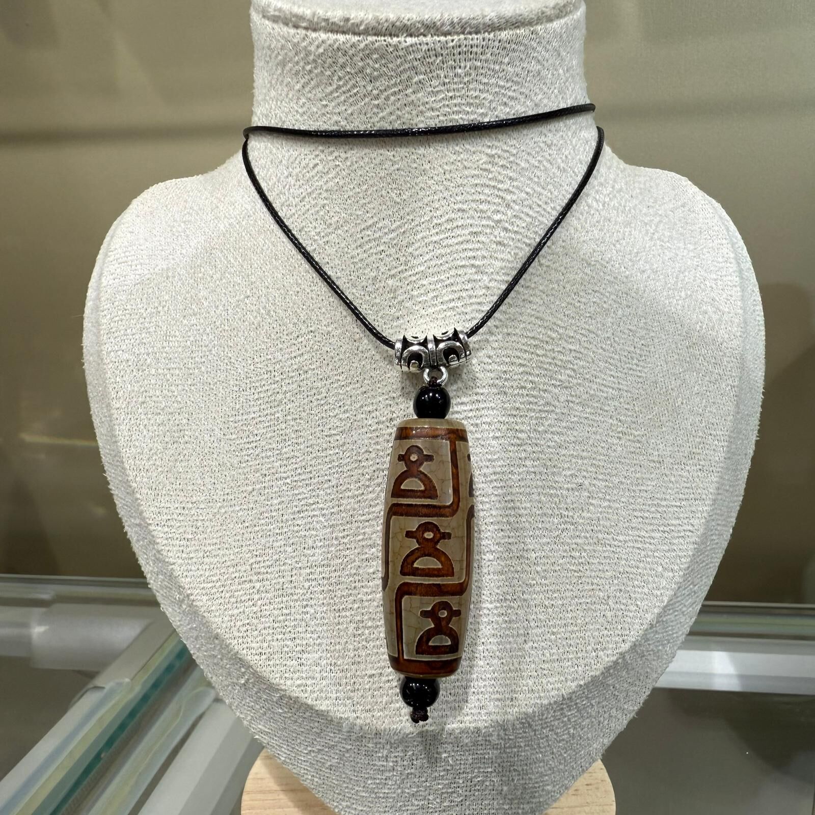 HKAF1214-046 九眼梭形黃瑪瑙天珠(配頸繩) (A44)