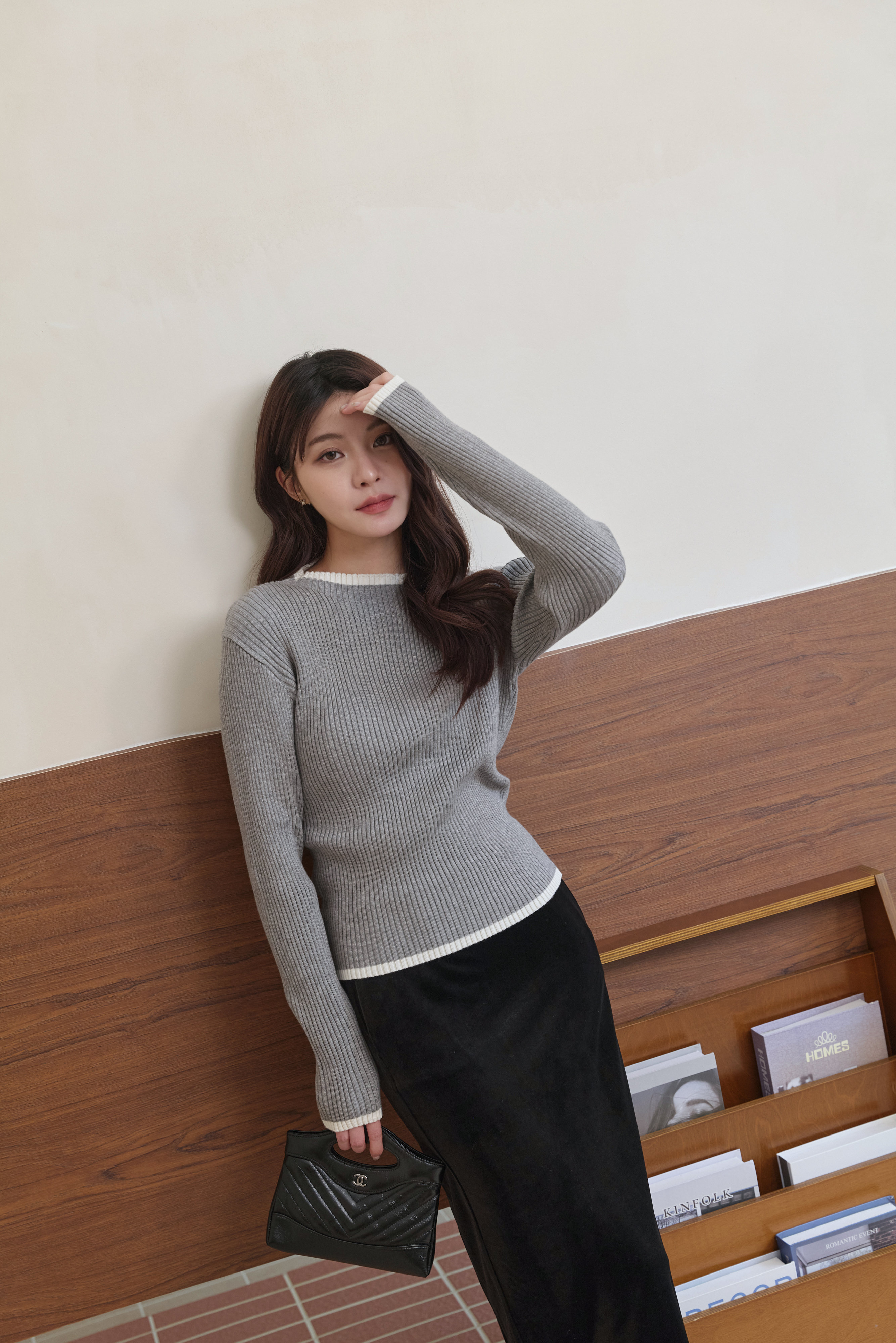 Gmade/撞色滾邊圓領坑條針織上衣-灰底白邊