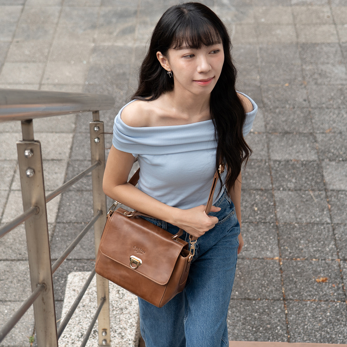 小圓壓扣真皮手提斜背包 - 5556(兩色)