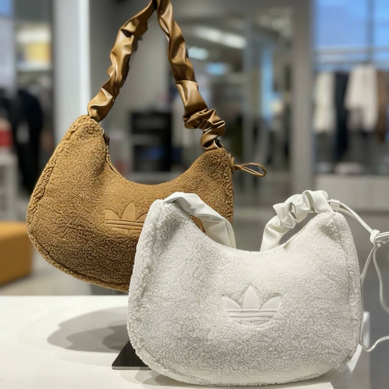 adidas Originals SHLDR BAG SHRP 三葉草 羔羊絨 毛毛肩背包 兩色 KS8838 KT0858