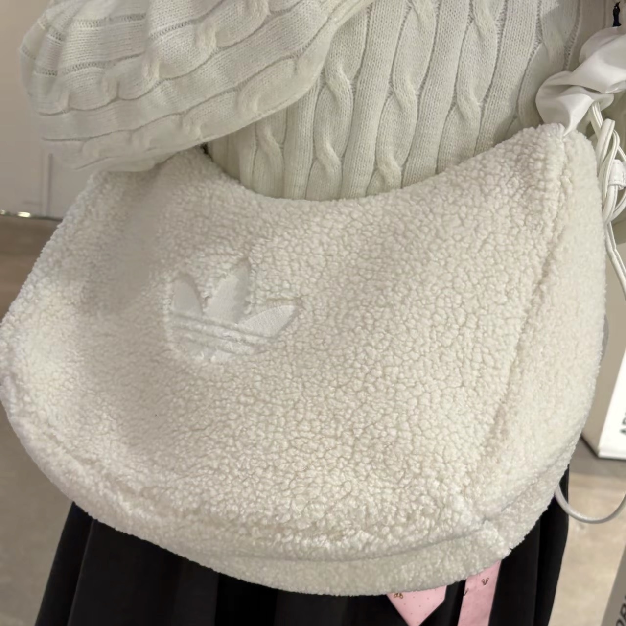 adidas Originals SHLDR BAG SHRP 三葉草 羔羊絨 毛毛肩背包 兩色 KS8838 KT0858