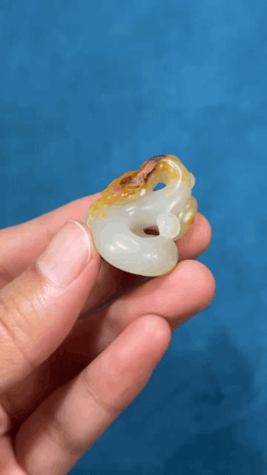 126236 和田玉籽料腰纏萬貫