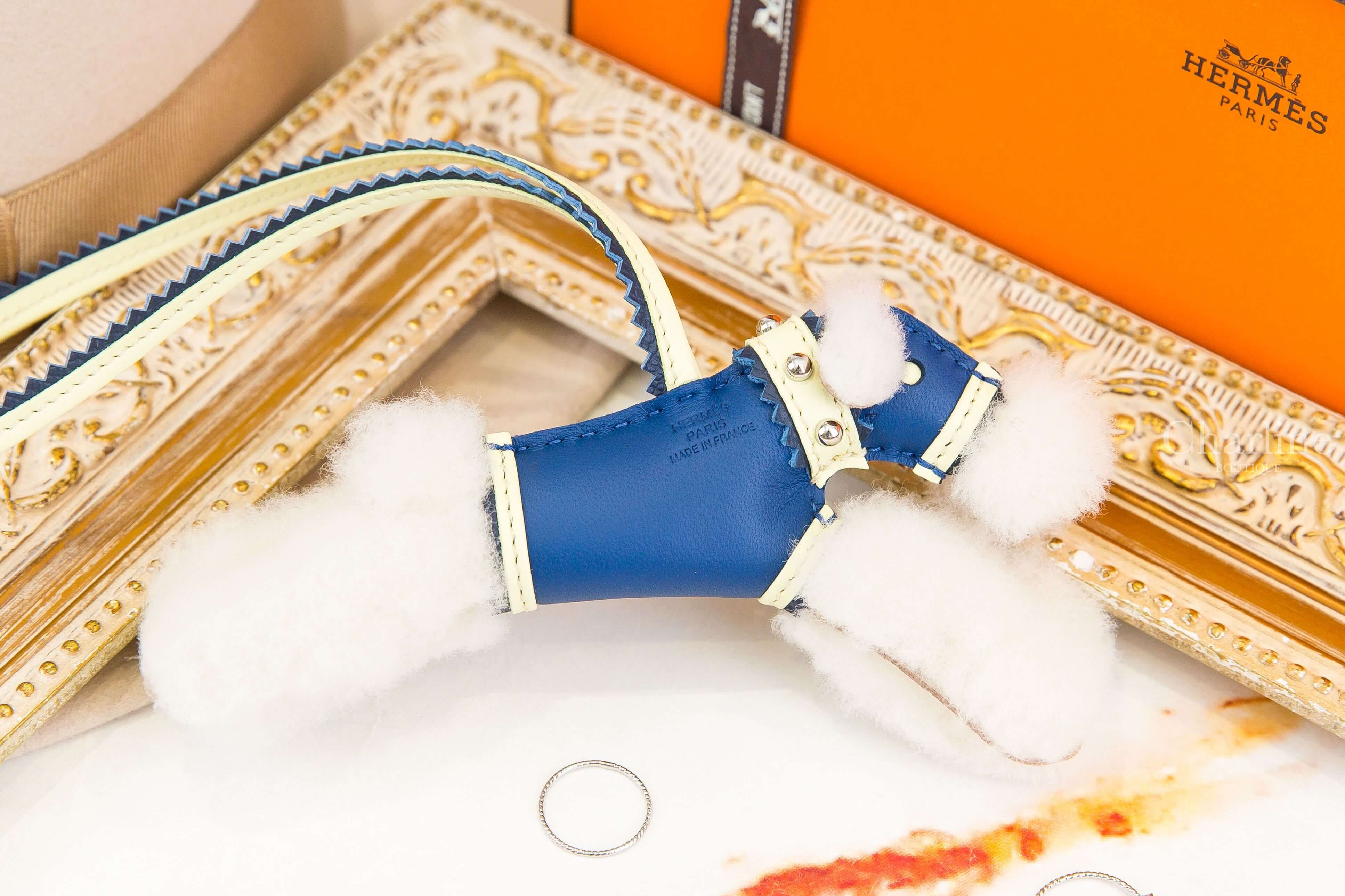 Hermès Hermès Budy Charm 扎染藍/米爾頓黃/深淵藍羊毛鋸齒滾邊卯釘獵狐梗犬吊飾-Charline Boutique 精品代購