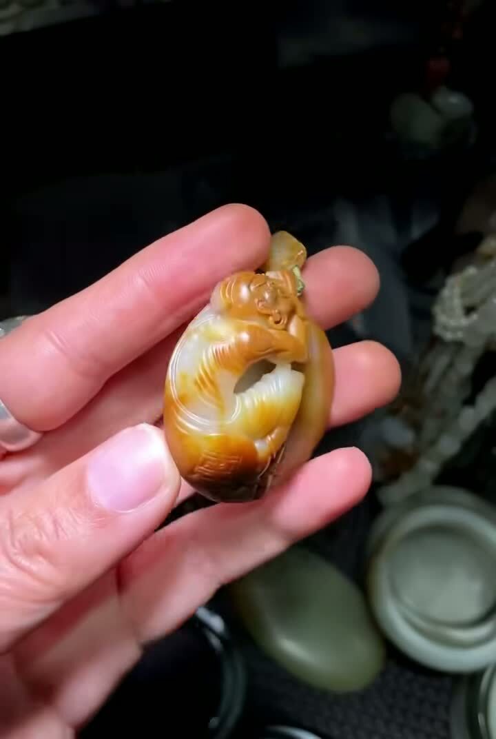 126744 和田玉籽料黃沁獨籽吊墜