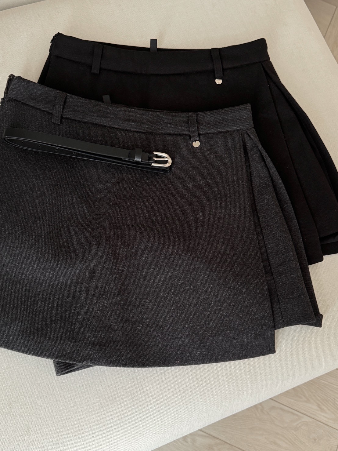 <25DEC韓國女裝> DC09 絨布側開岔褲裙 附皮帶 兩色