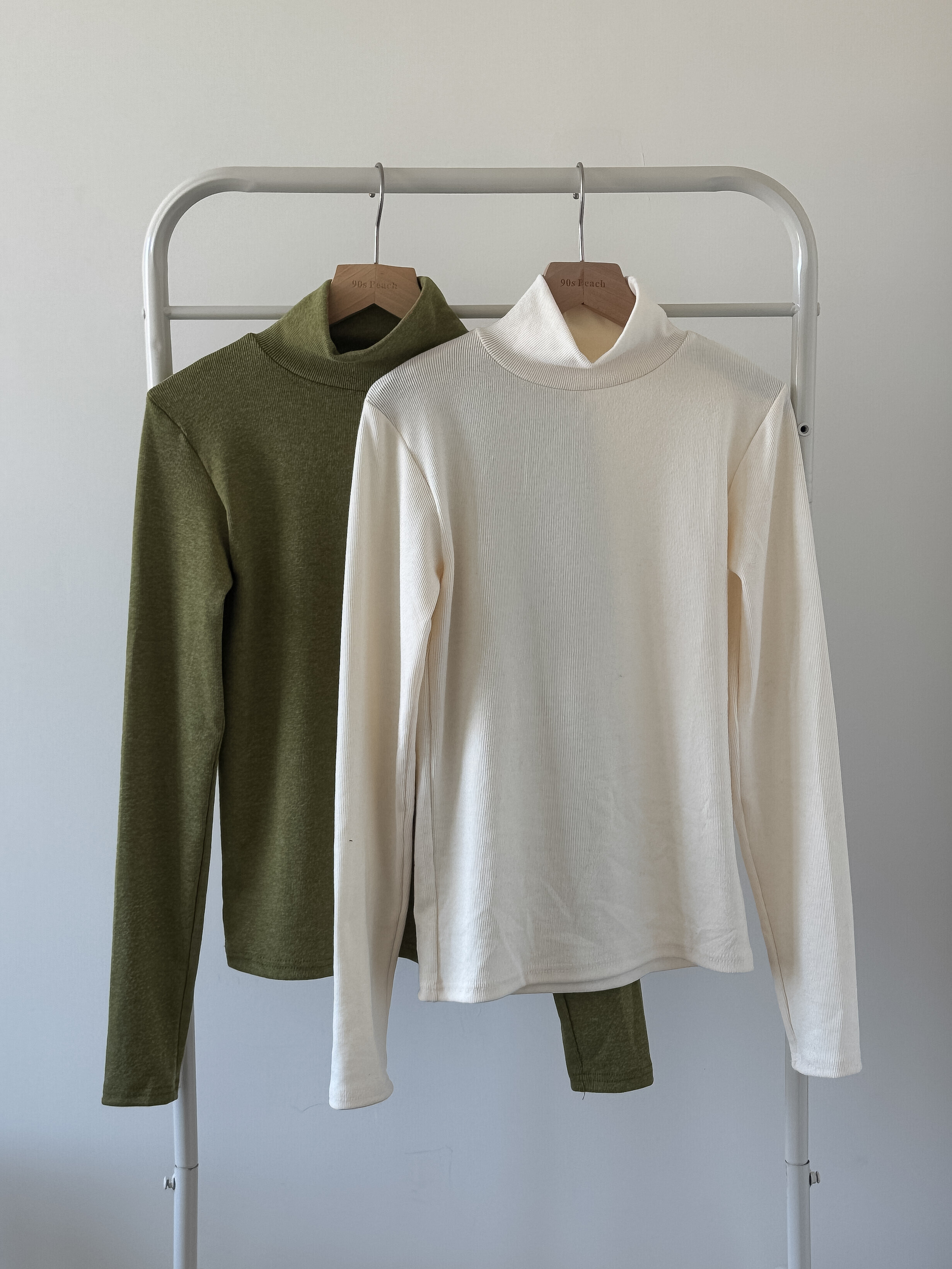 厚啲的高領Tee(白色不透,可單穿)