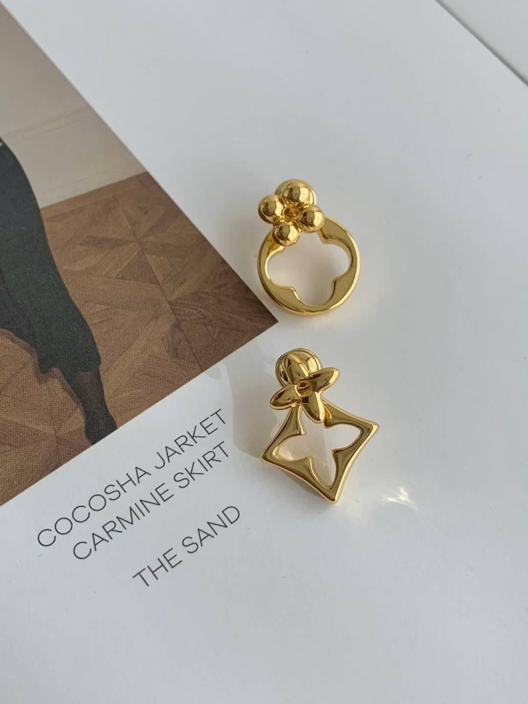 質感金不對稱老花鏤空造型耳環