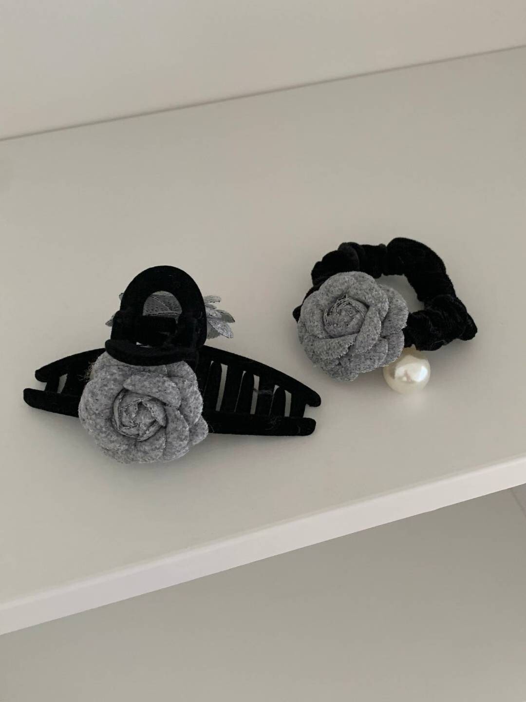 質感灰毛呢山茶花鯊魚夾抓夾