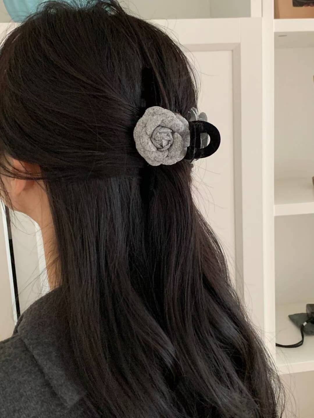 質感灰毛呢山茶花鯊魚夾抓夾