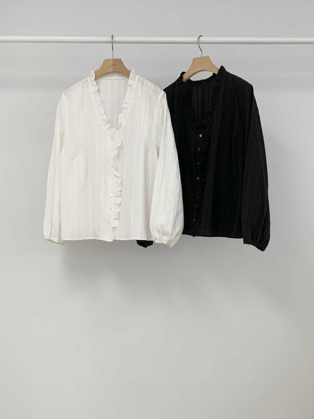 OU5351 荷葉邊壓摺鈕扣上衣