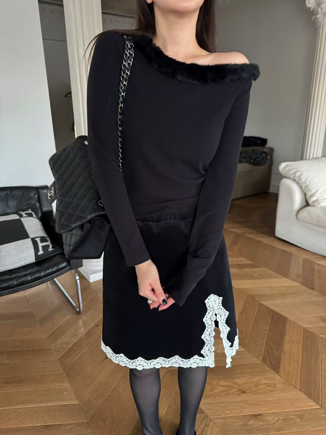 可拉露肩毛毛滾邊領口造型長袖上衣 / 2色