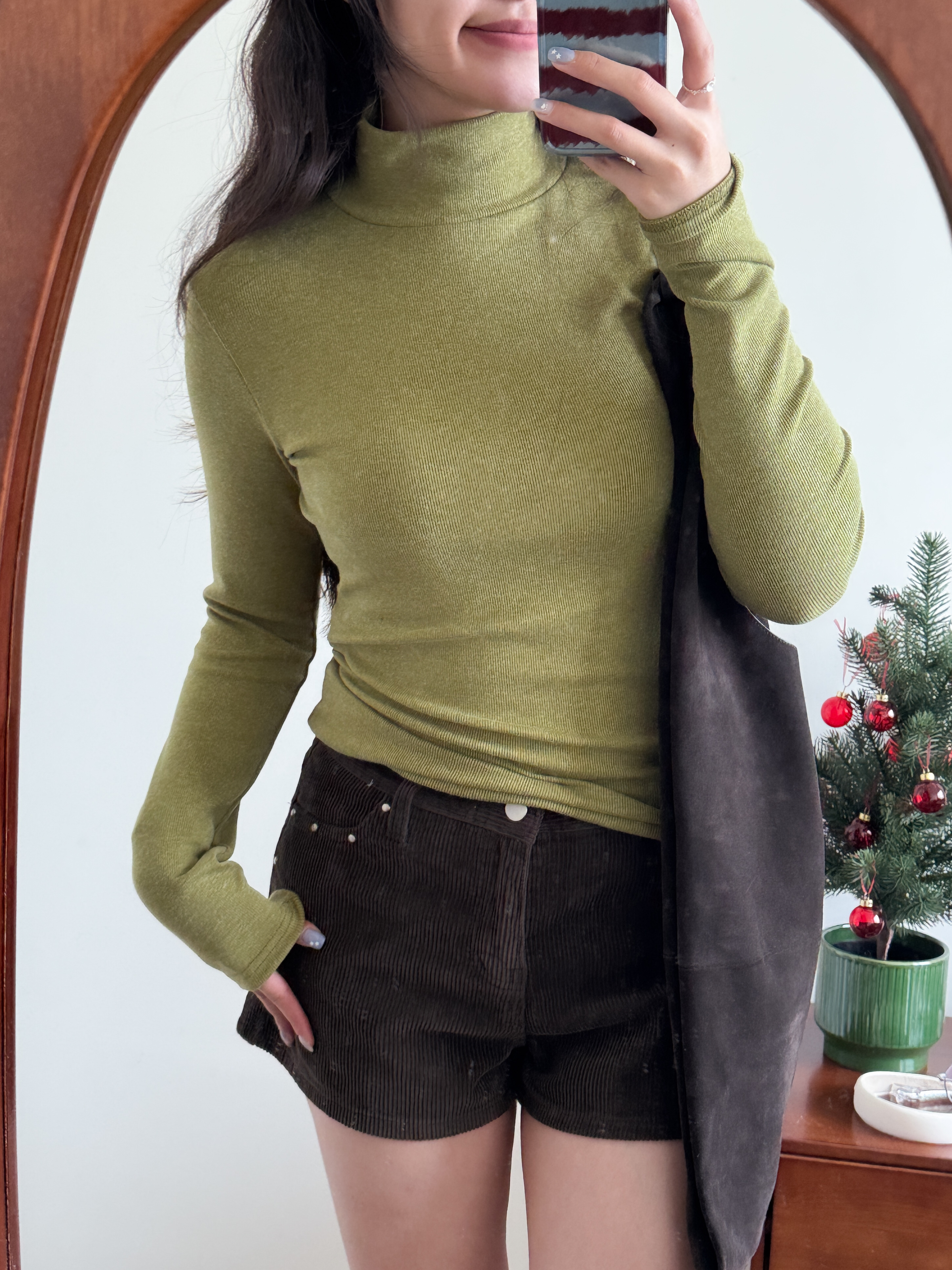 厚啲的高領Tee(白色不透,可單穿)