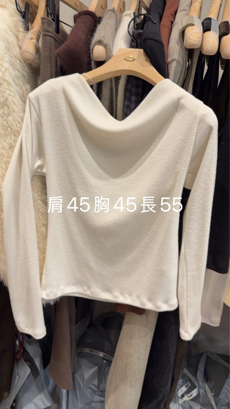 AU5320 一字斜肩收腰上衣