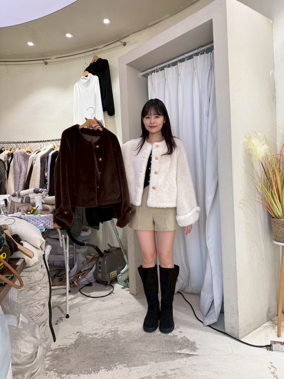 SU5368 毛絨絨圓領排扣短版外套