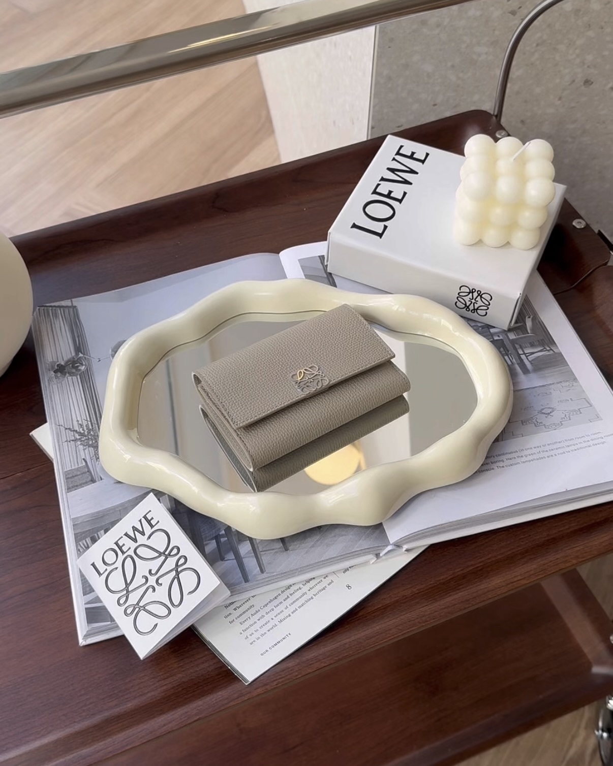 LOEWE｜卵石紋小牛皮三折短夾 CLAY黏土色