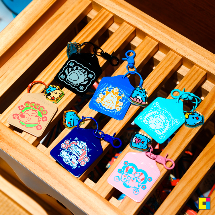 咖波香火袋吊飾盲抽x保庇系列這次咖波化身六種不同「保庇小守護」，  小小一個卻超有存在感，看著就覺得今天一定會更順利🍀    【商品資訊】總共 6 款  1.咖波保佑  2.純愛戰士  3.佛系減肥  4.出入平安  5.氣場超旺  6.萬事順睡