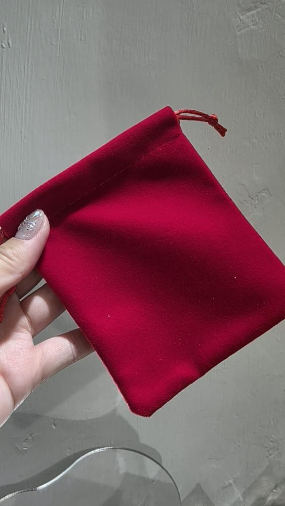 福 - 紅布袋(代表住幫助你切斷同佢嘅連結張唔好嘅嘢一拋就走)