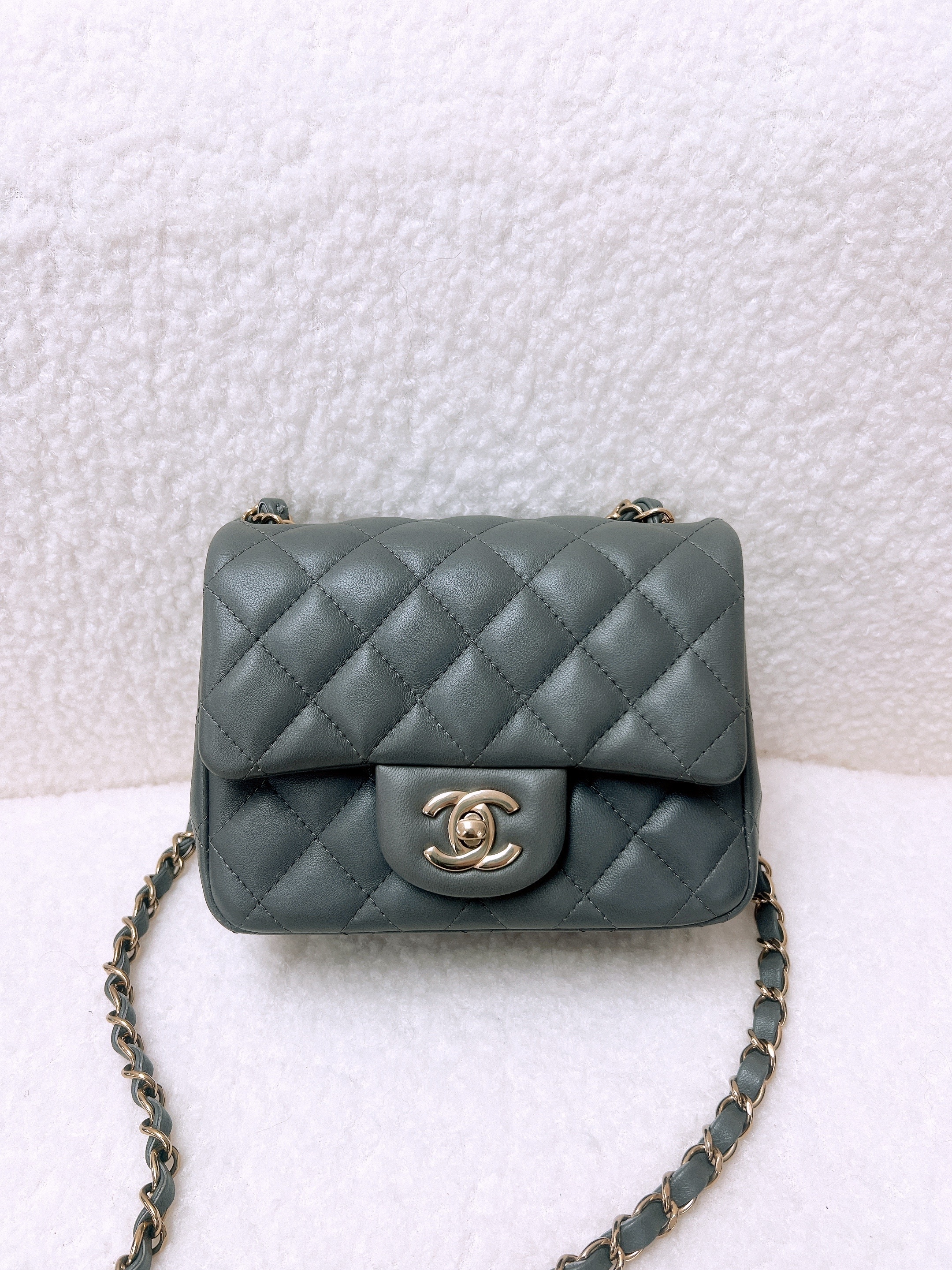 Chanel mini square 17cm (grey lambskin/ GHW)