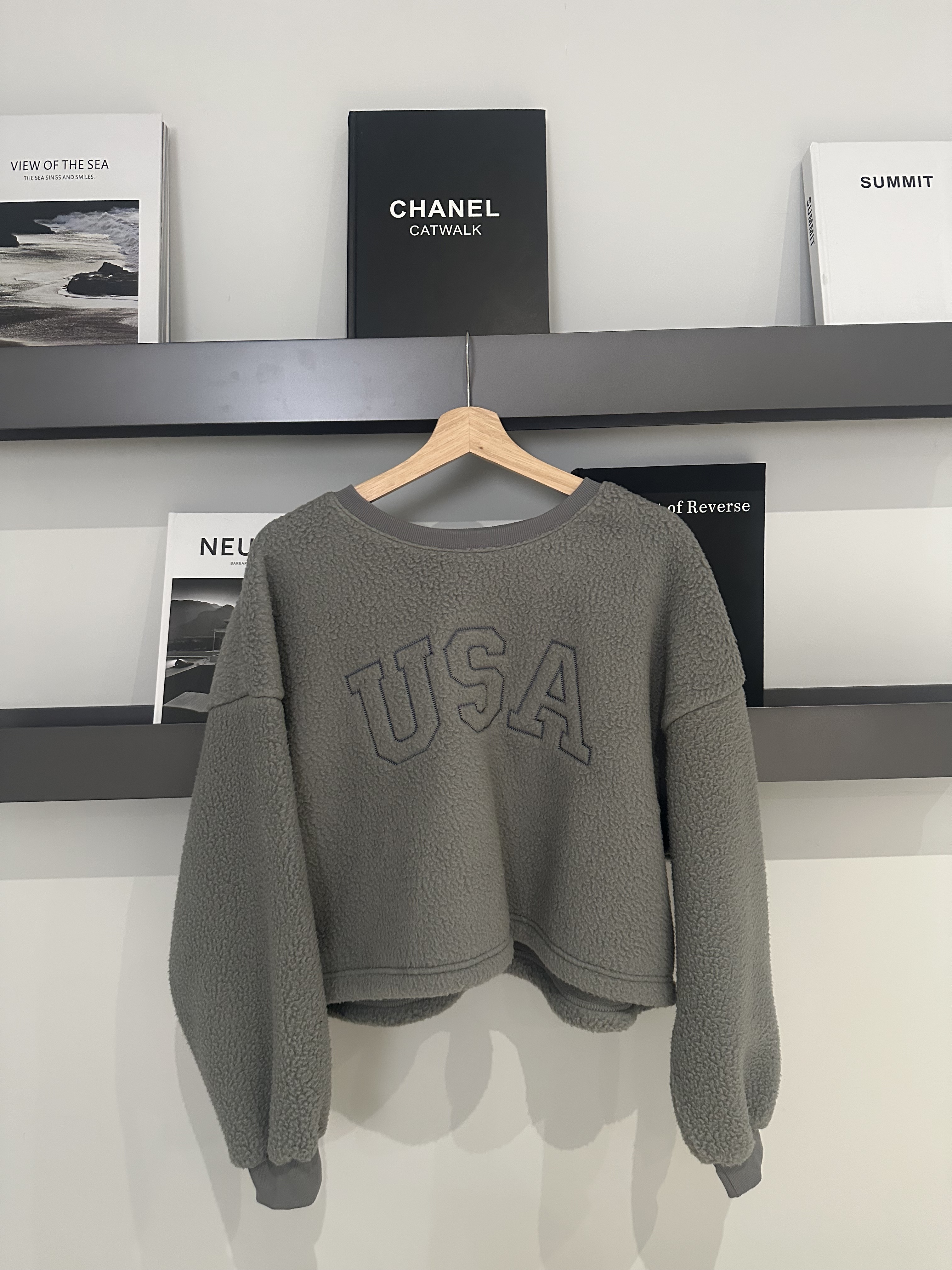 （現貨）🇰🇷#AG85 可可愛愛羔羊毛USA大學T(杏/卡其/灰)