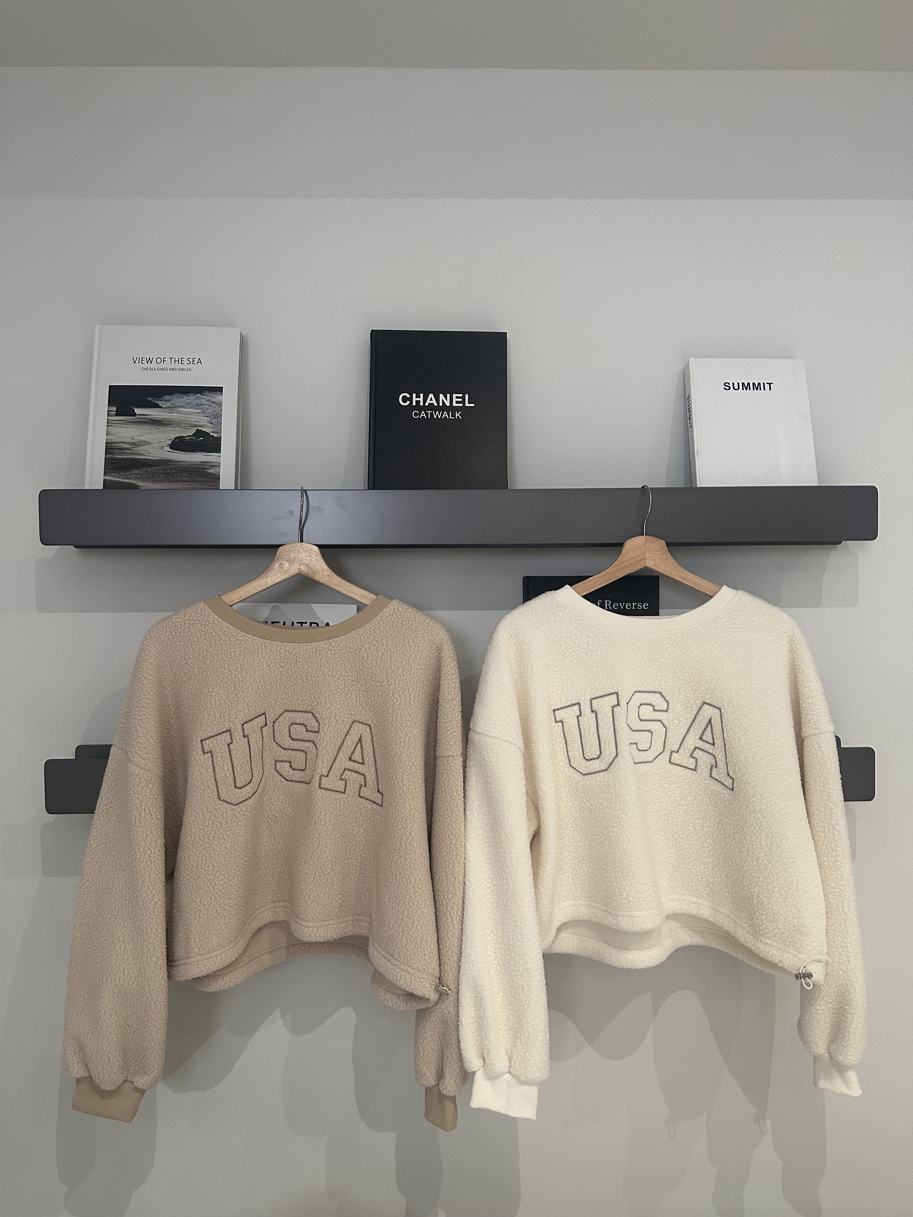 （現貨）🇰🇷#AG85 可可愛愛羔羊毛USA大學T(杏/卡其/灰)