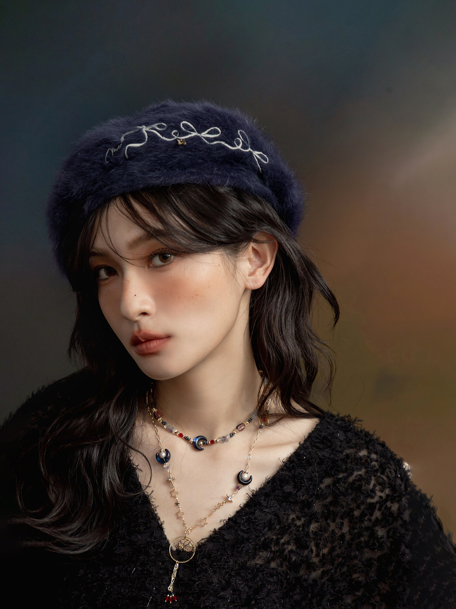 煙囪裡有包裹。MUCHAT手作刺繡蝶結絨毛貝蕾帽 (藏藍)