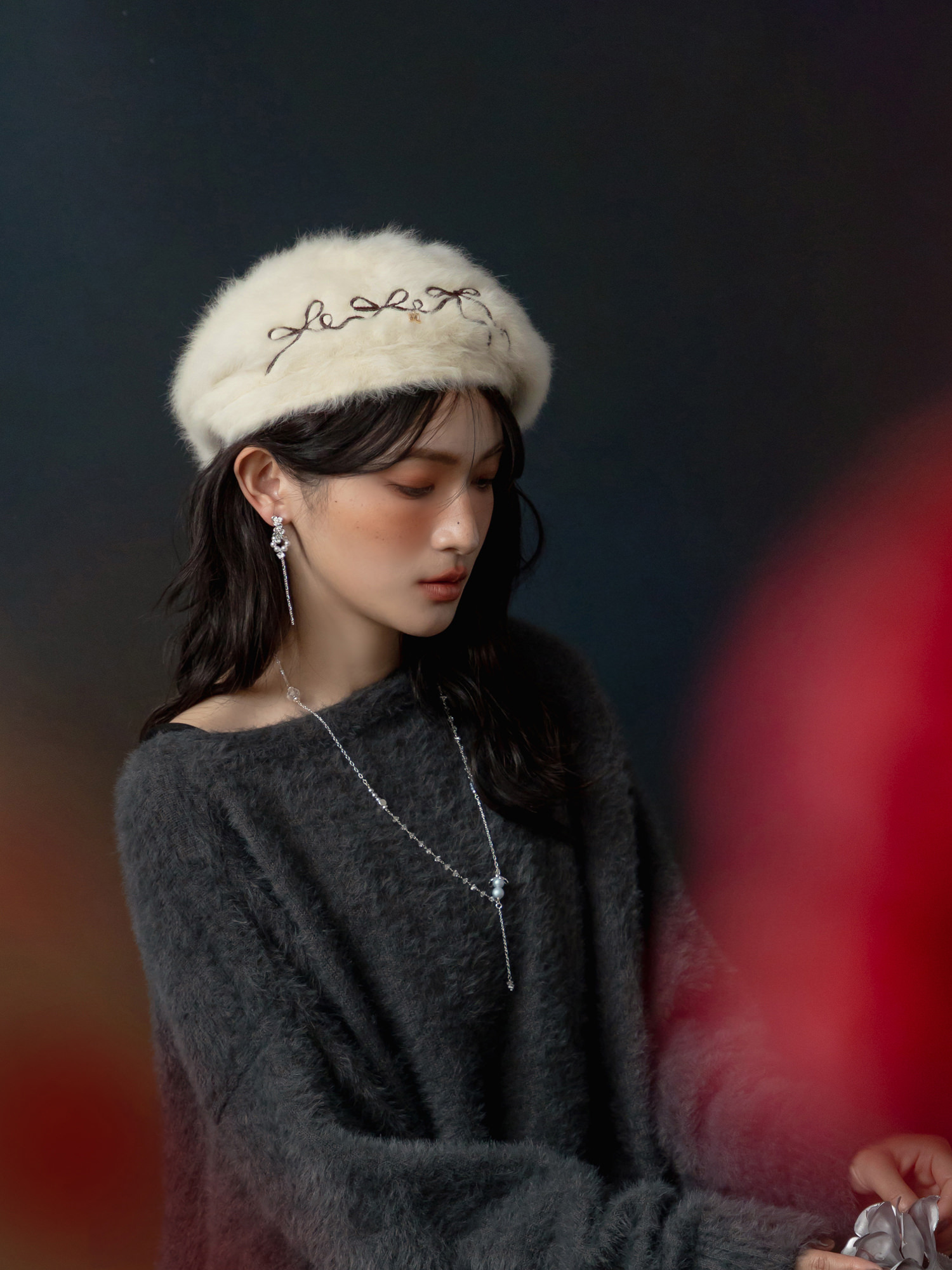 煙囪裡有包裹。MUCHAT手作刺繡蝶結絨毛貝蕾帽 (米白)