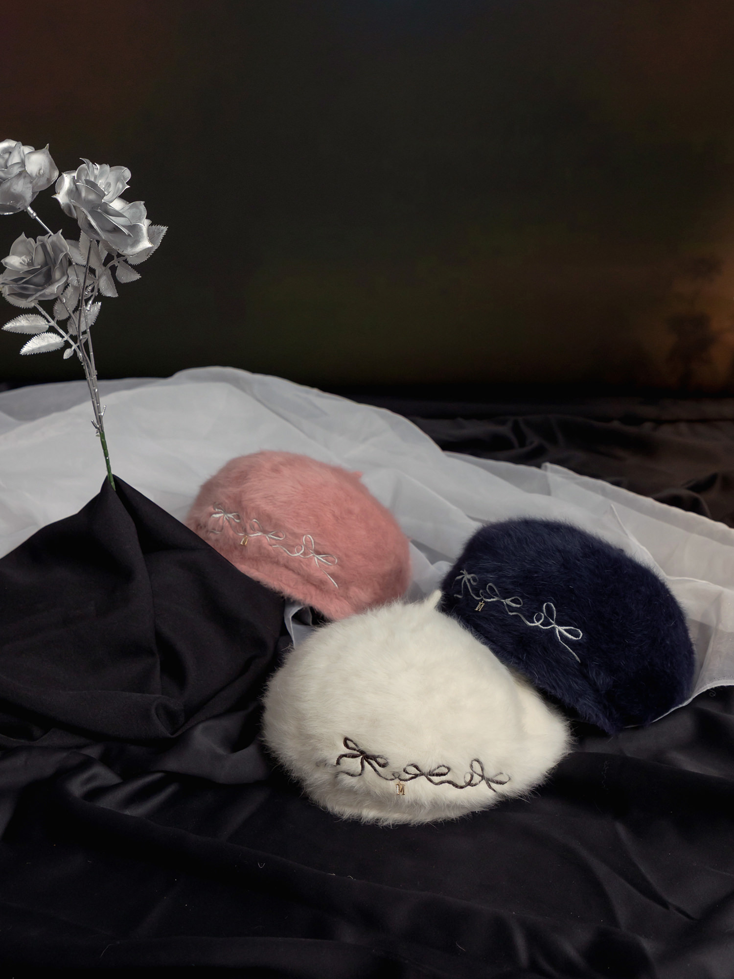 煙囪裡有包裹。MUCHAT手作刺繡蝶結絨毛貝蕾帽 (淺粉)