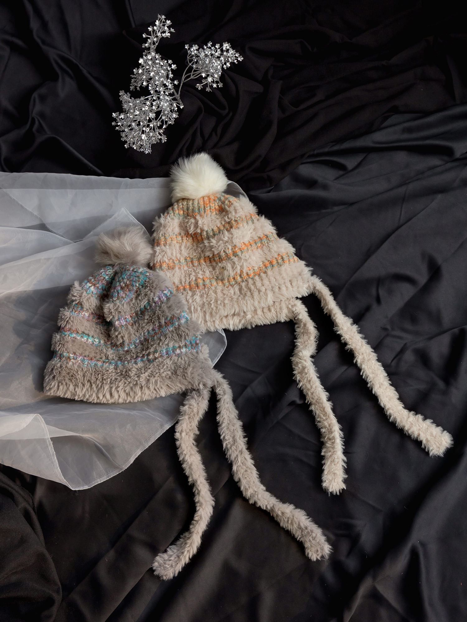 冬天裡打雪仗。MUCHAT手作彩色毛球護耳綁帶針織帽 (杏)