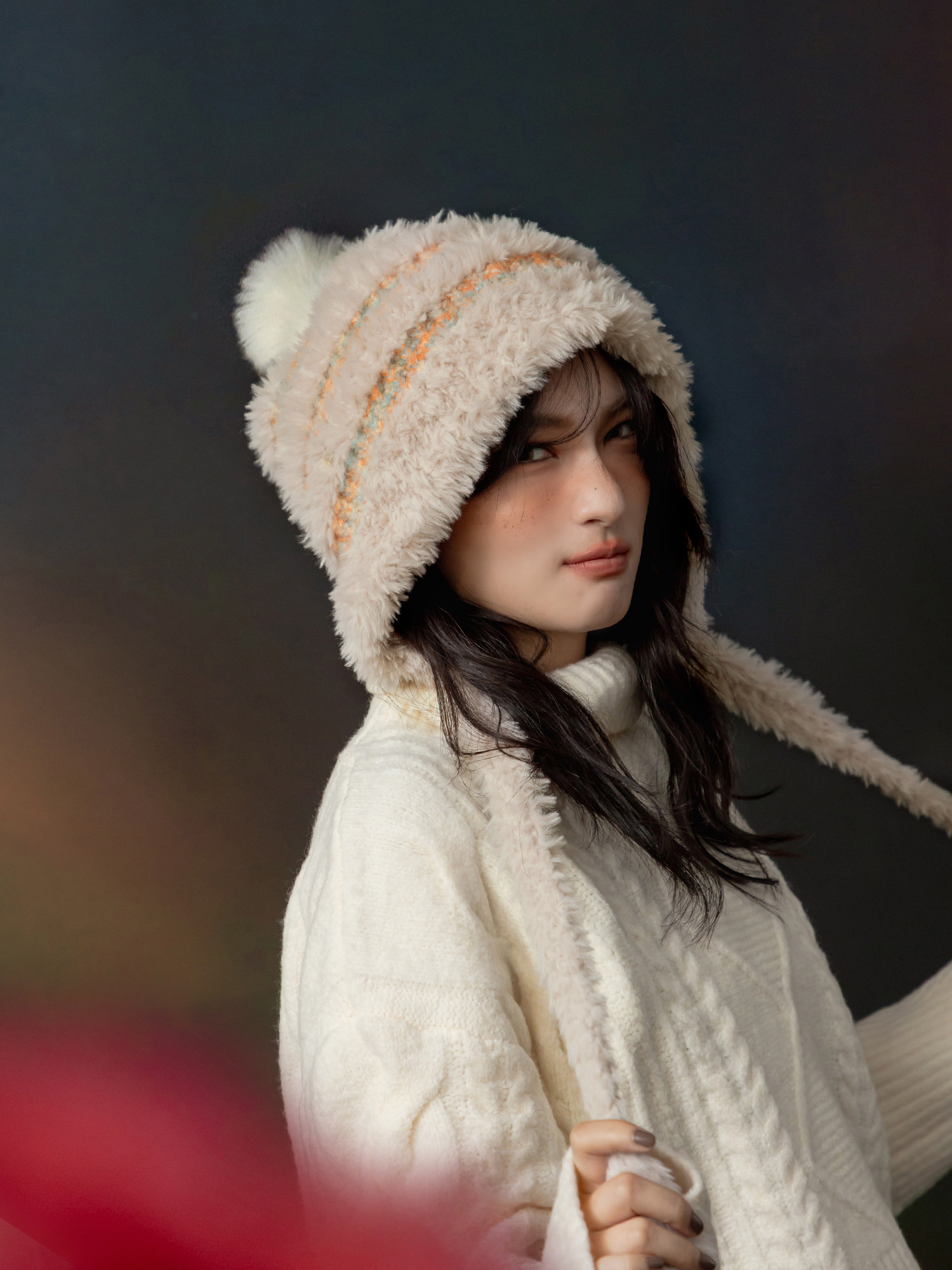 冬天裡打雪仗。MUCHAT手作彩色毛球護耳綁帶針織帽 (杏)