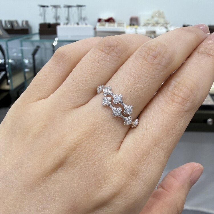 雙圈結構與花形包邊鑲鑽戒