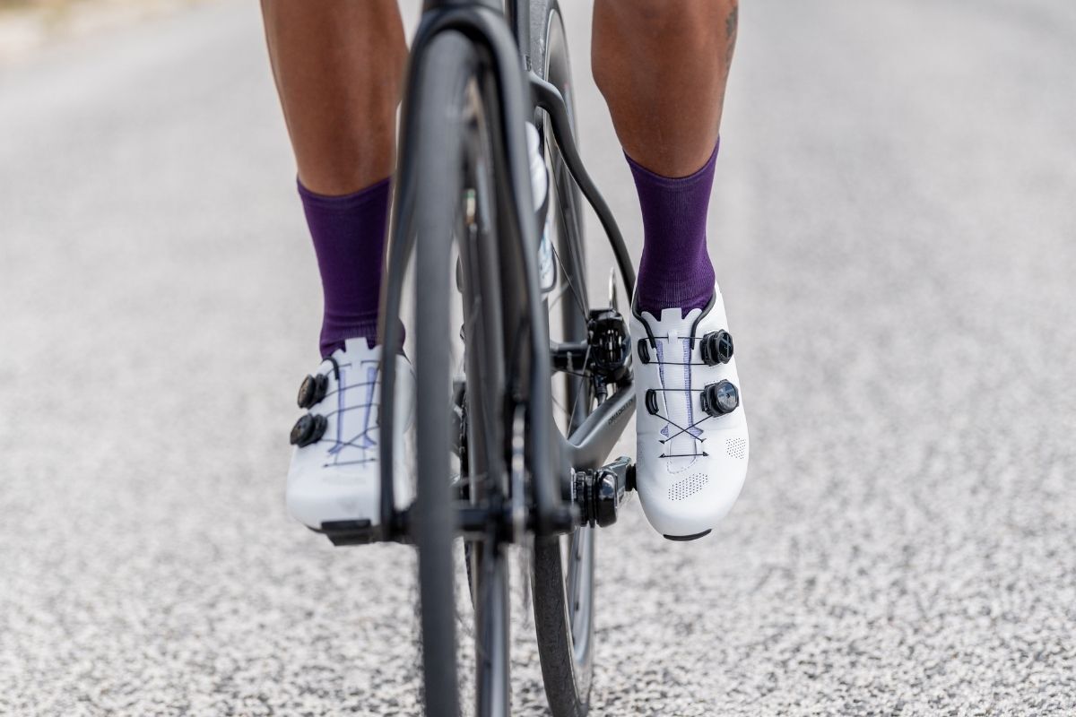 特寬楦 Wide-Fit 單車鞋示意圖，說明腳麻腳痛與楦型配合度的關係