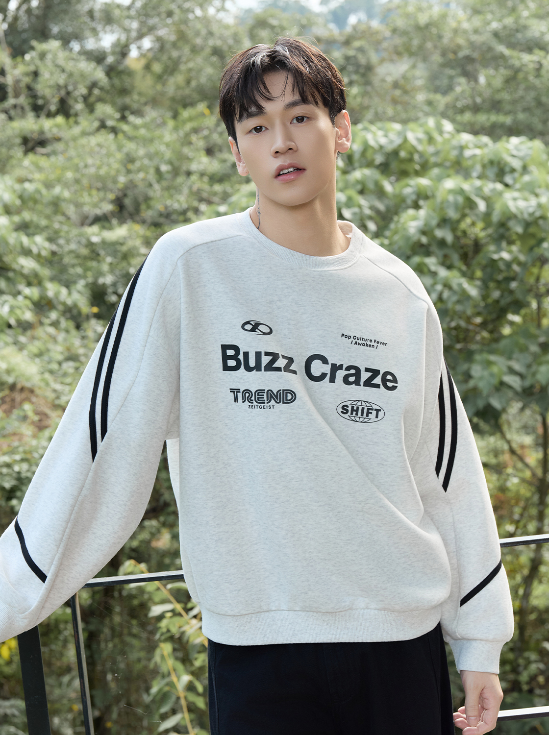 【期間限定】條槓解構線條印花大學TEE