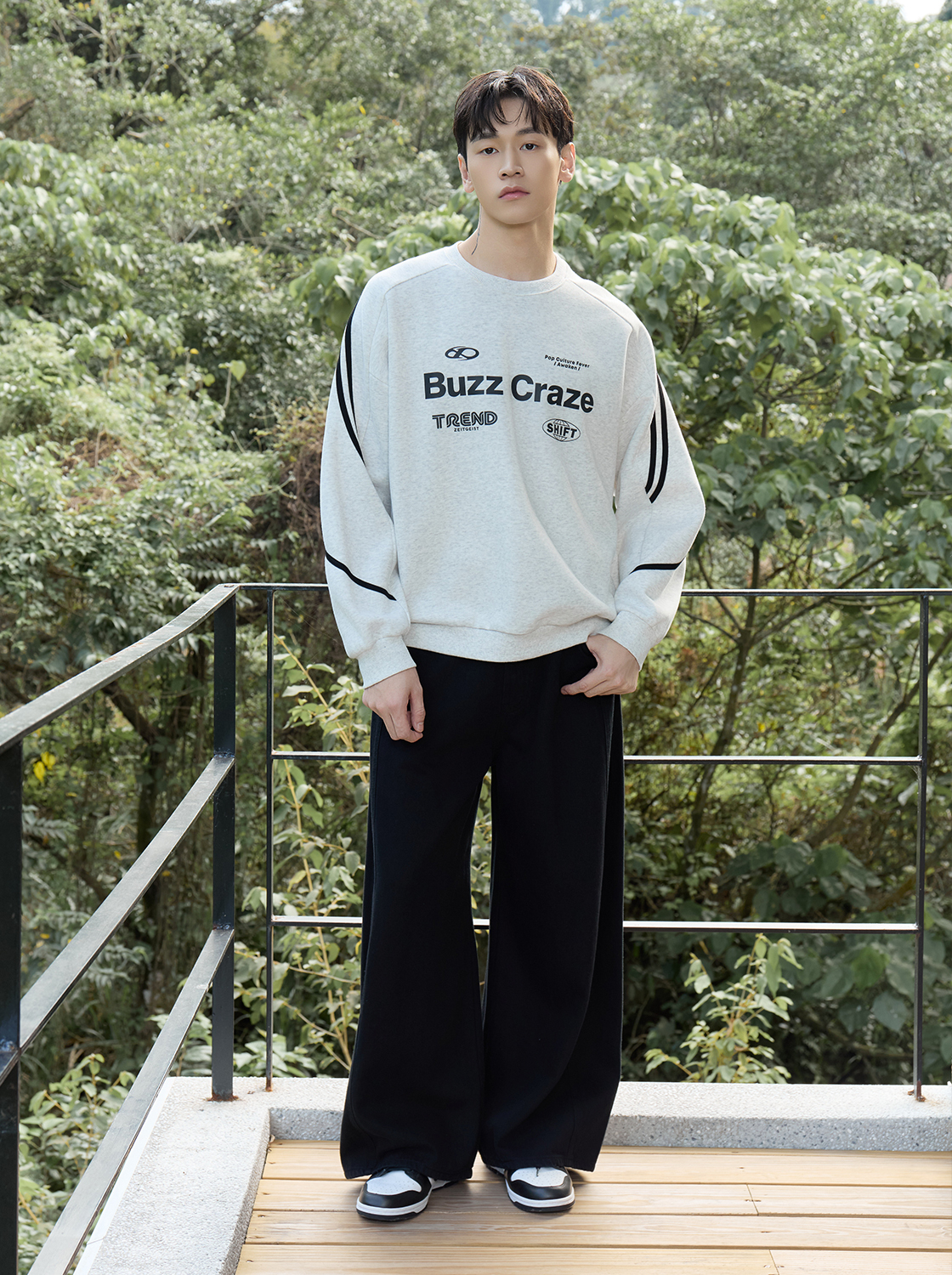 【期間限定】條槓解構線條印花大學TEE