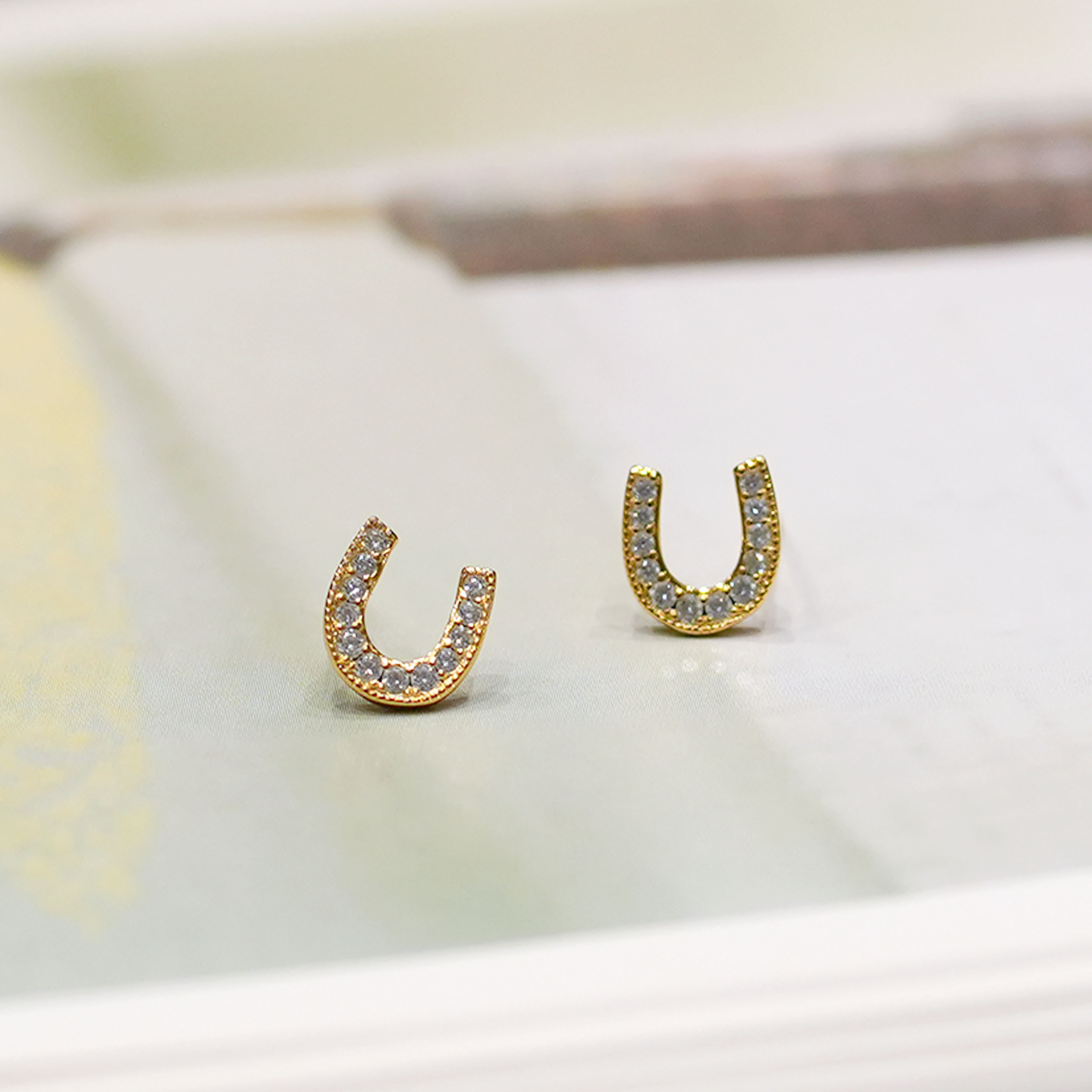 U字母鑲鑽耳環