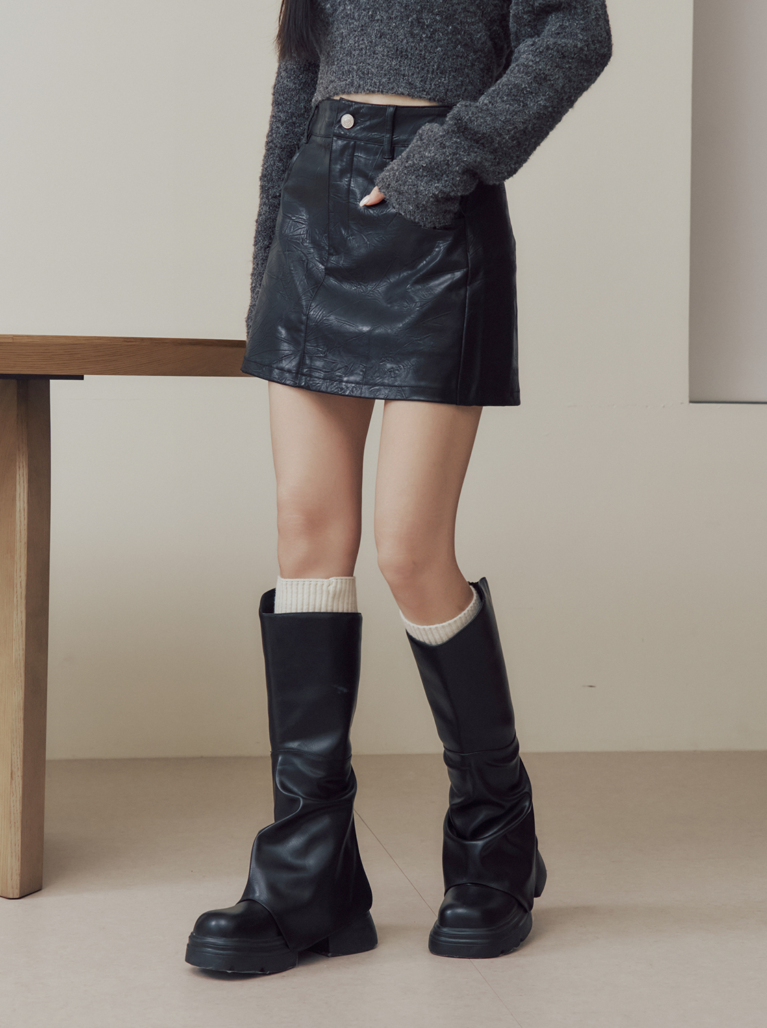 質感仿皮革迷你裙