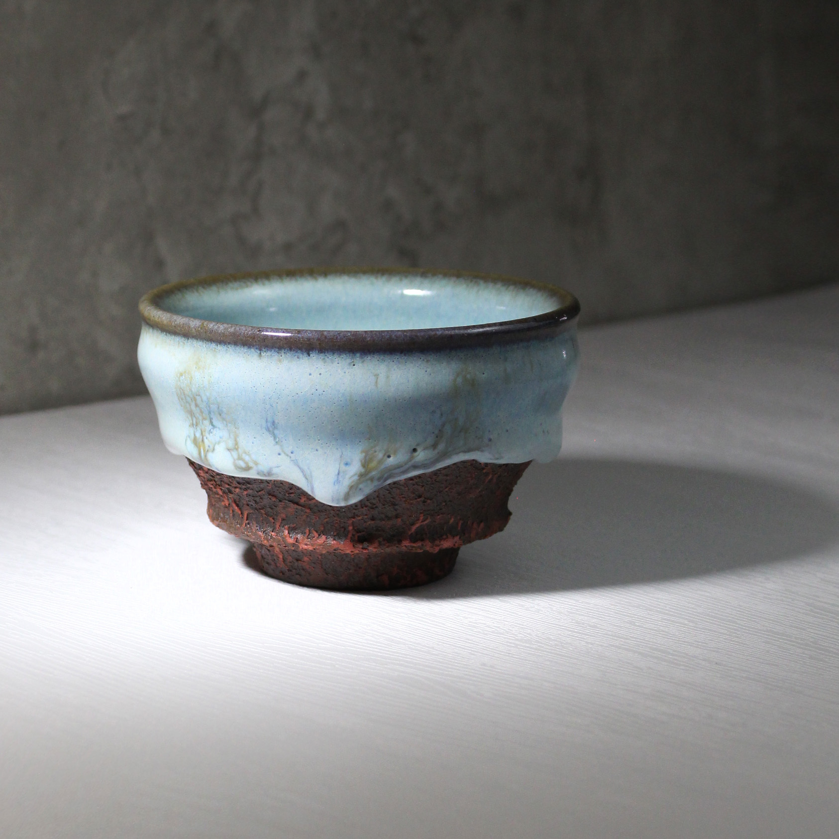 青瓷磚紅折腹手捧杯