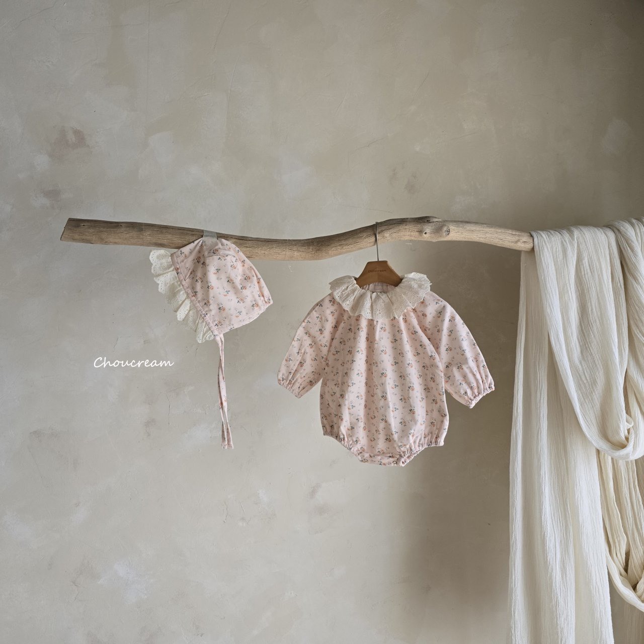 小花蕾絲包屁衣(含帽子)