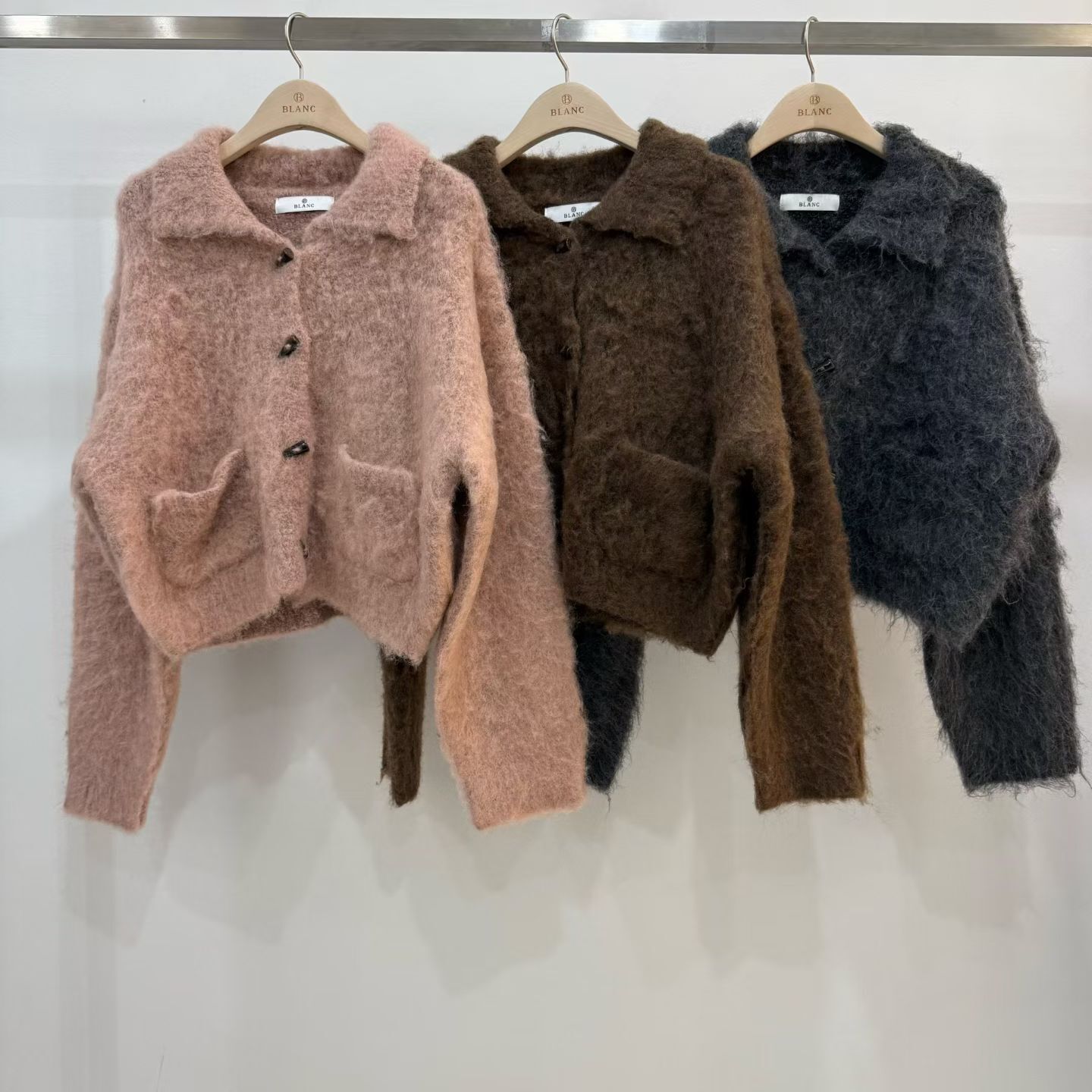 MB5312 毛毛翻領牛角扣短版外套