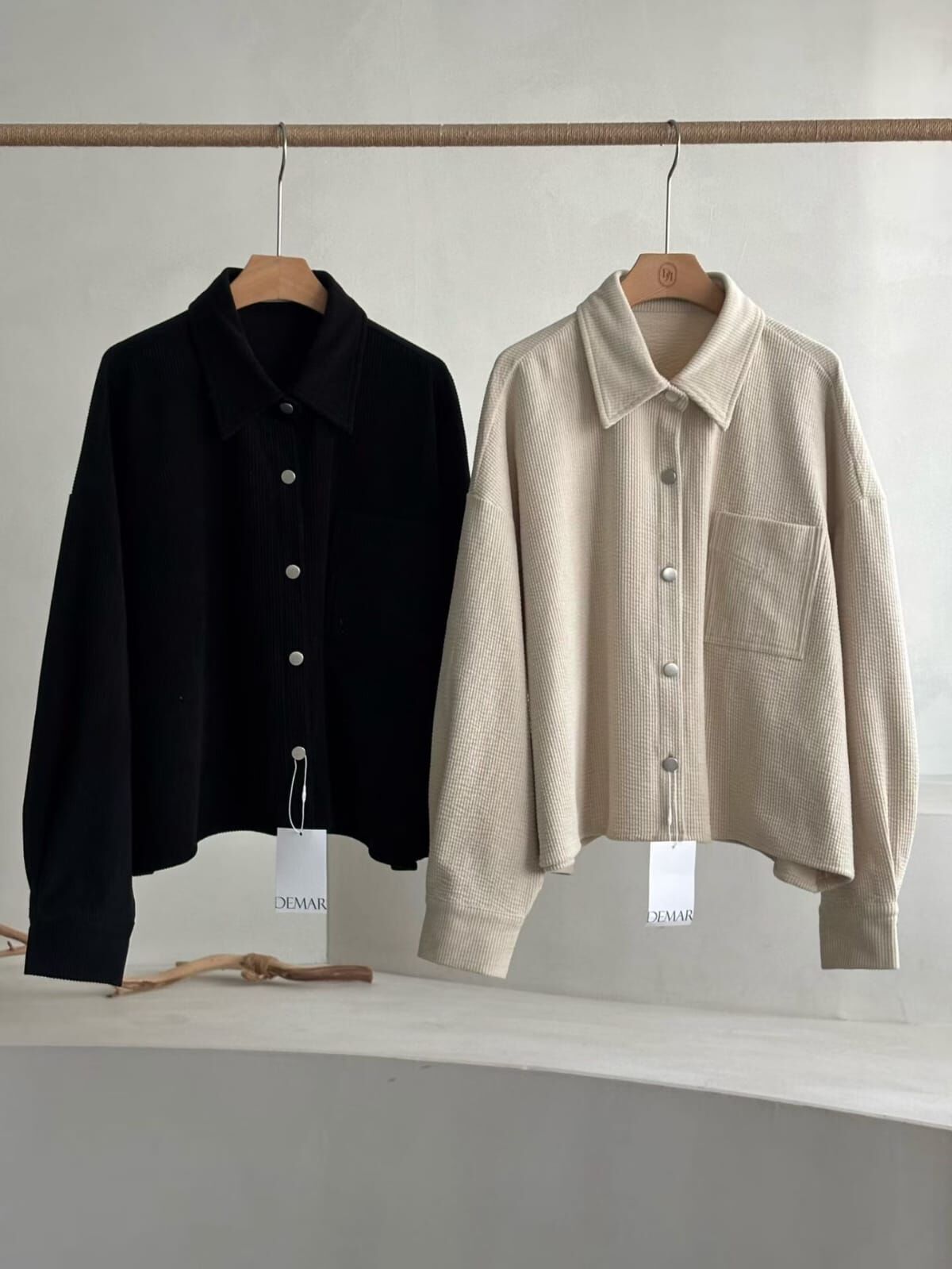 DM5301 質感暗坑紋翻領短版外套