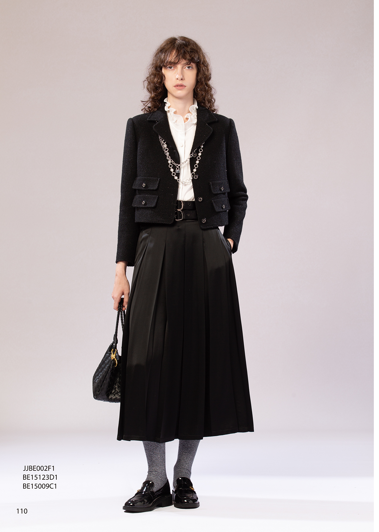 BE15123D1 黑色權威合身短版外套