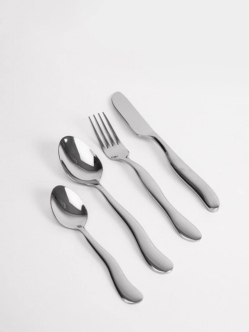 ByOn-Waverly 波浪刀叉湯匙16件組,設計靈感來自海浪律動,圓弧顯出柔軟感