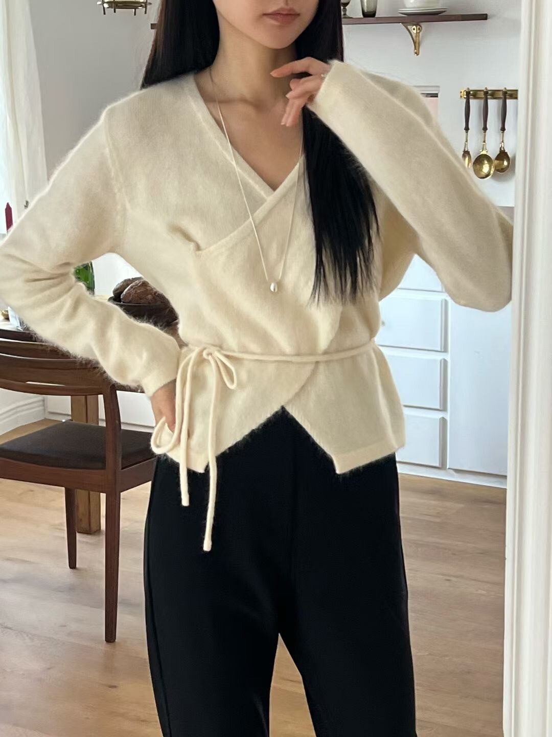 溫暖浣熊毛不對稱交疊V領造型毛衣-附綁帶 / 4色